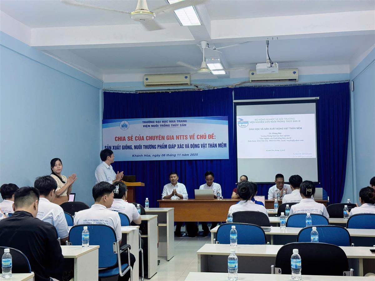 Nguyễn Văn Minh phát biểu giới thiệu chương trình chia sẻ chuyên môn