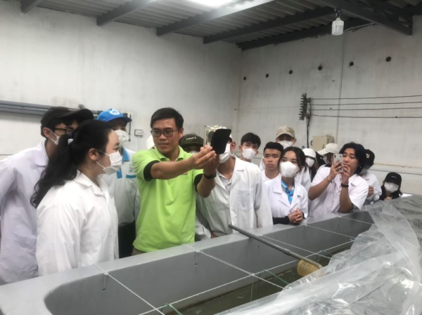 Viện Nuôi trồng Thủy sản tổ chức đưa sinh viên đi tham quan thực tế tại các doanh nghiệp