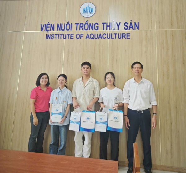 Sinh viên Khoa Khoa học biển, Trường Đại Học Vịnh Bắc Bộ, Trung Quốc đến thực tập tại Viện Nuôi trồng thủy sản, Trường Đại Học Nha Trang