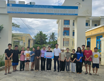Trao học bổng khuyến học cho sinh viên vượt khó